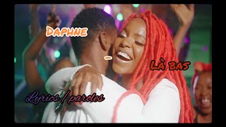 Daphne Là Bas lyricsparoles officiel [upl. by Yrol626]