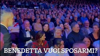 Vuoi sposarmi Al Geox di Padova la proposta di Gaetano del trio comico Marco e Pippo [upl. by Einaeg113]