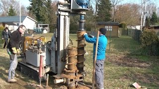 Brunnen bohren mit fahrbarer Bohrmaschine Teil 1 portable water well drilling machine in action [upl. by Knowling273]