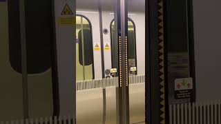 Elizabeth Line Peron door [upl. by Esilrahc]