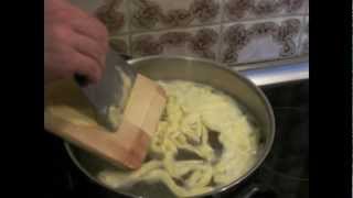 Spätzle selber machen TeigSpätzle schaben [upl. by Emalee]