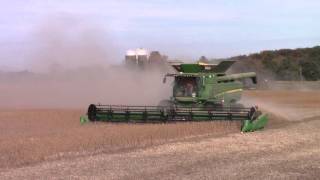 4 John Deere S680 Combines Harvesting Soybeans [upl. by Aviv]