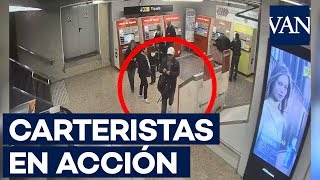 Así operan los carteristas en el metro de Barcelona [upl. by Airdnaid]