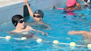 Natation  les enfants se jettent à leau [upl. by Cynthla]