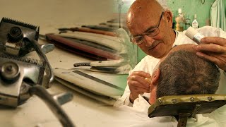 El BARBERO Utensilios y técnicas tradicionales en la barbería  Oficios Perdidos  Documental [upl. by Annawyt952]