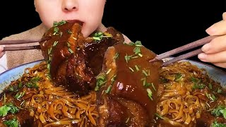 Eating braised pork  Hand rolled noodles cooked with braised pork [upl. by Kleeman]