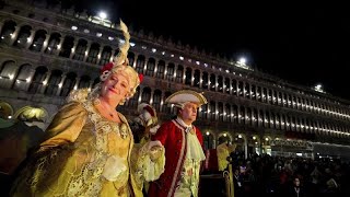 De Venise à Viareggio en passant par Rome  le carnaval bat son plein en Italie [upl. by Eskill833]