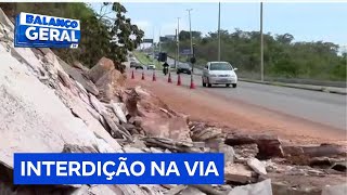 Deslizamento de terra em trecho da BR070 causa desvio no trânsito  Balanço Geral DF [upl. by Pena]