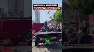 Motociclista aplica golpe em guarda para ter sua moto de volta motorista motociclistas transito [upl. by Acnaib]