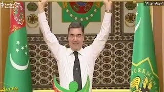 Turkmenistans president lifts golden weight bar in front of his applauding cabinet [upl. by Adnotal]