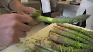 Technique de cuisine éplucher les asperges vertes  technique chef [upl. by Hyman]