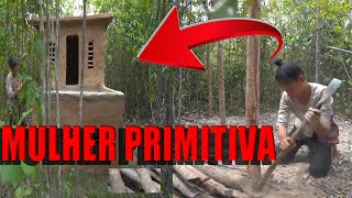 MULHER CONSTRUINDO CASA PRIMITIVA NA FLORESTA [upl. by Hgeilhsa]