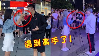 街头网红歌手被路人抢麦，原以为是个青铜，一开口竟然是王者！ [upl. by Rachele]