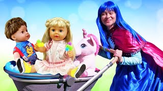 Die Prinzessin spielt Puppen Mama Video mit Baby Born Ein Spaziergang im Kinderwagen [upl. by Nels]