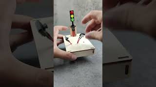 Build a traffic light that uses three buttons to control red yellow and green light circuits [upl. by Winsor]