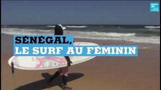 Une surfeuse veut féminiser la discipline au Sénégal [upl. by Ogaitnas]