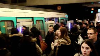 Metro ligne 13 Paris à SaintLazare heure de pointe 2012 [upl. by Sualohcin]