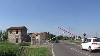 Passaggio a livello di via Cantone  Quistello MN  Level Crossing  Bahnübergang  Paso a nivel [upl. by Esidnak]