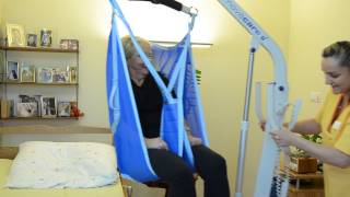 Prolift A222 Einsatz im Alltag Von Patientenbett in die Badewanne durch den Middlesupport Sling [upl. by Coney]