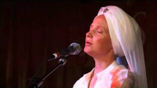 Snatam Kaur  Guru Ram Das Live  Sat Nam Fest 2010 [upl. by Dennett]