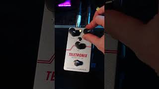 Universal Audio UAFX LA2A Teletronix Compressor Pedal [upl. by Einwahr]