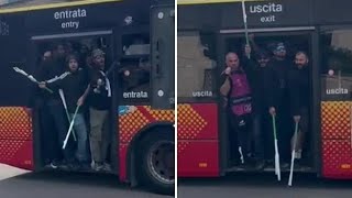 Atalanta i tifosi del Marsiglia sui bus con le aste in mano [upl. by Ymeraj977]