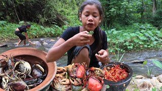 Survival skills Catch Crabs in River For Food  Crab Cooking With Peppers amp Eating Delicious [upl. by Olbap]