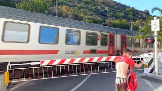 Passaggio a livello Ceriale SV doppio transito  Level crossing  Bahnübergang [upl. by Blynn]