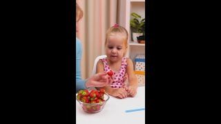 La méthode sans tracas pour équeuter les fraises  Lastuce alimentaire ultime  😍🍓 [upl. by Gersham]