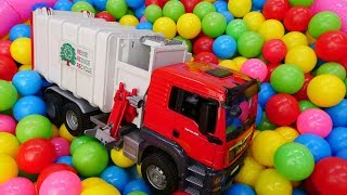 Giochi per bambini Il camion dei rifiuti giocattolo Video con le macchine [upl. by Richara]