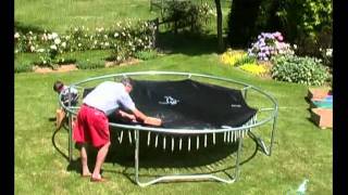 Montage dun trampoline [upl. by Arolf]