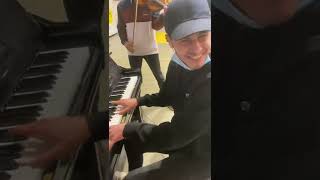 Un pianiste rencontre un violoniste dans une gare Incroyable moment [upl. by Cathyleen440]