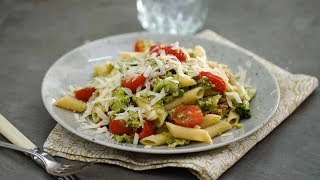 Broccolipasta met ansjovis en kerstomaatjes  Receptvideos [upl. by Harl]