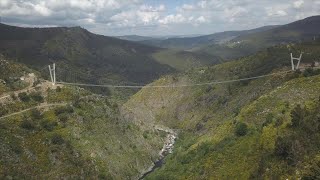 A maior ponte suspensa para pedestres do mundo  AFP [upl. by Eimrots]