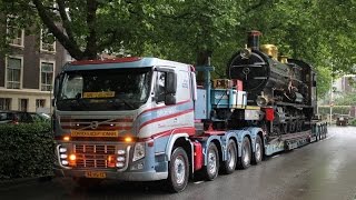 Oude locomotieven met dieplader verplaatst in het Spoorwegmuseum [upl. by Pontus947]