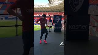 Mojica bailando Oiga Mire Vea en su presentación en Osasuna guayacan salsa salsamusic [upl. by Kipp]