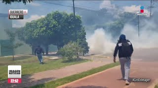 Normalistas de Ayotzinapa atacan cuartel militar de Iguala  Ciro Gómez Leyva [upl. by Moyna]