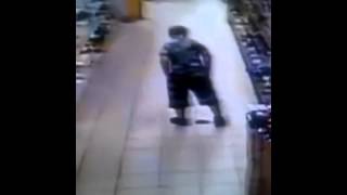 Un enfant fait caca dans un magasin et un mec marche dessus septembre 2015 [upl. by Ainot]