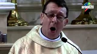 Sacerdote canta aleluya espectacular [upl. by Mattland503]