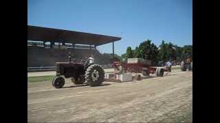 Farmall Super M Pulling Now THATS Deep Lugging Power [upl. by Magnum176]