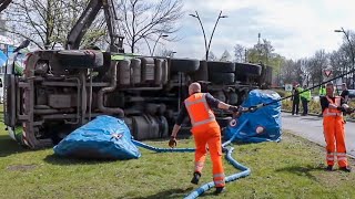 BERGING  Vrachtwagen met container groenafval gekanteld Volvo FM 🚛👷🏻 [upl. by Enyawud]