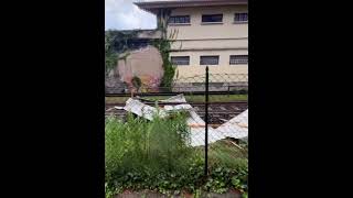 Maltempo la copertura di un edificio si stacca e invade la ferrovia Laveno  Milano [upl. by Anivram]