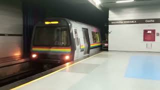 Tren Alstom Bombardier Serie 5 ingresando a la estación Coche con dirección Plaza Venezuela [upl. by Elletnuahc]