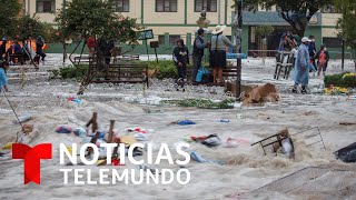 Una inundación arrasa con todo a su paso en Bolivia  Noticias Telemundo [upl. by Erlin]