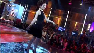 İrem Sak  Sürünüyorum  Beyaz Show  02032012 [upl. by Rickie]