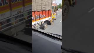 tata 12 chakka truck ka 1 tayer blast ho gya truck on the road [upl. by Amalea462]