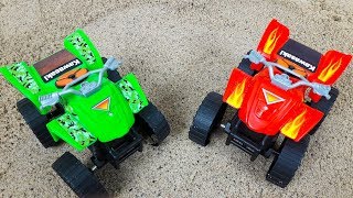 Spielzeug im Sand Quads fahren Kunststücke in der Sandgrube neue Folge für Kinder [upl. by Lombard]