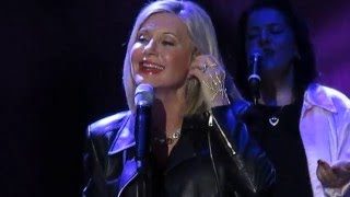 Olivia Newton John  Live in Lima  Hopelessly devoted to you [upl. by Robenia]