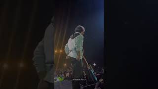 Le lo Autograph ✍️ 🤣 arijitsingh arijitsinghlive concert arijitsinghsongs love [upl. by Evangelia]