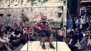 Bernard Adamus chante « Le scotch goûte le vent » dans la ruelle Modigliani [upl. by Cul]